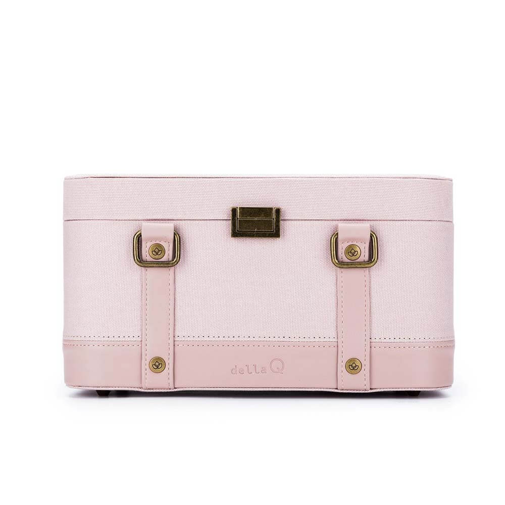 Della Q Train Case