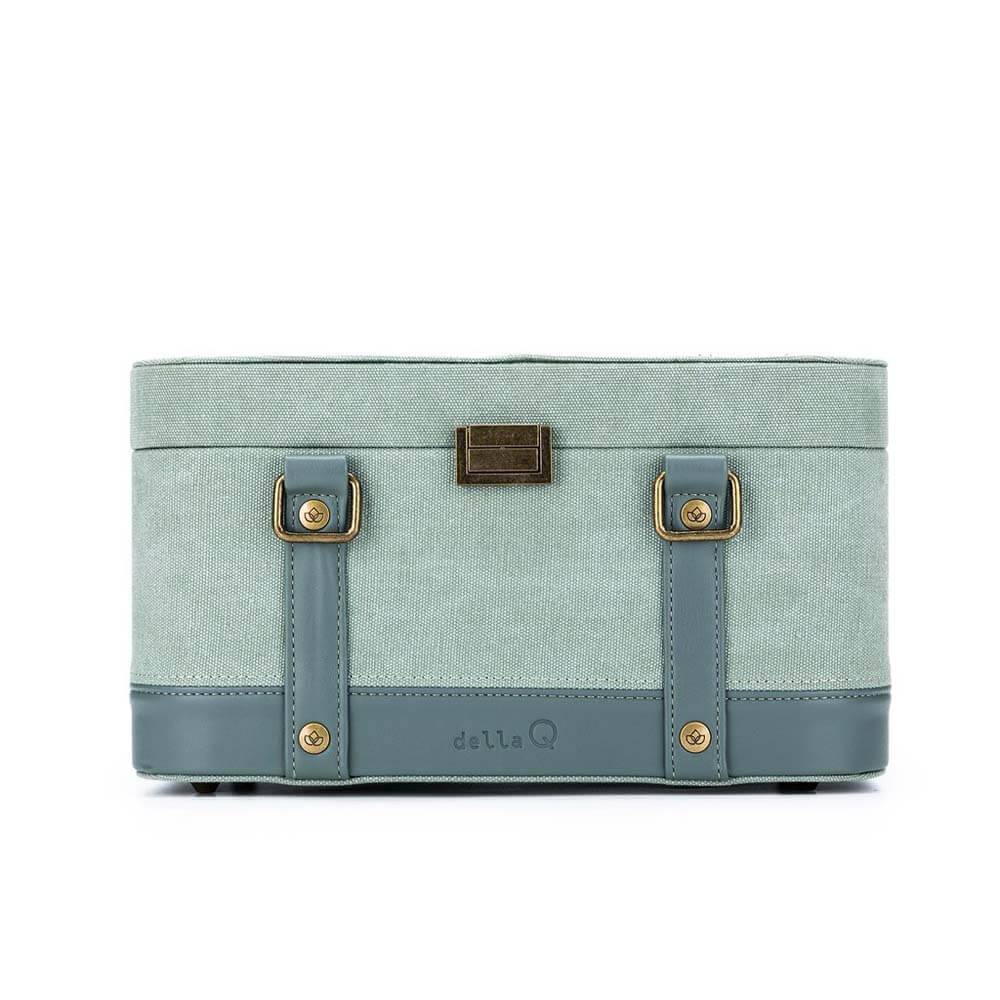 Della Q Train Case