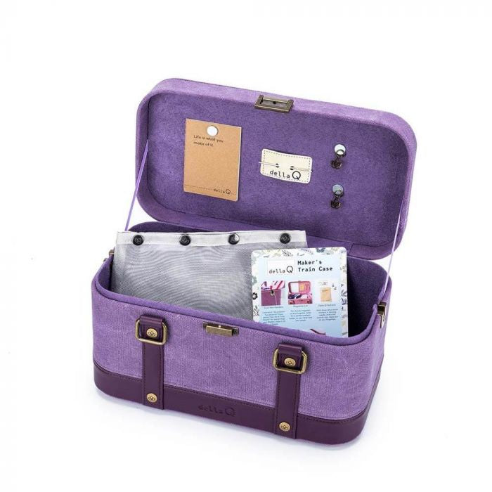 Della Q Train Case